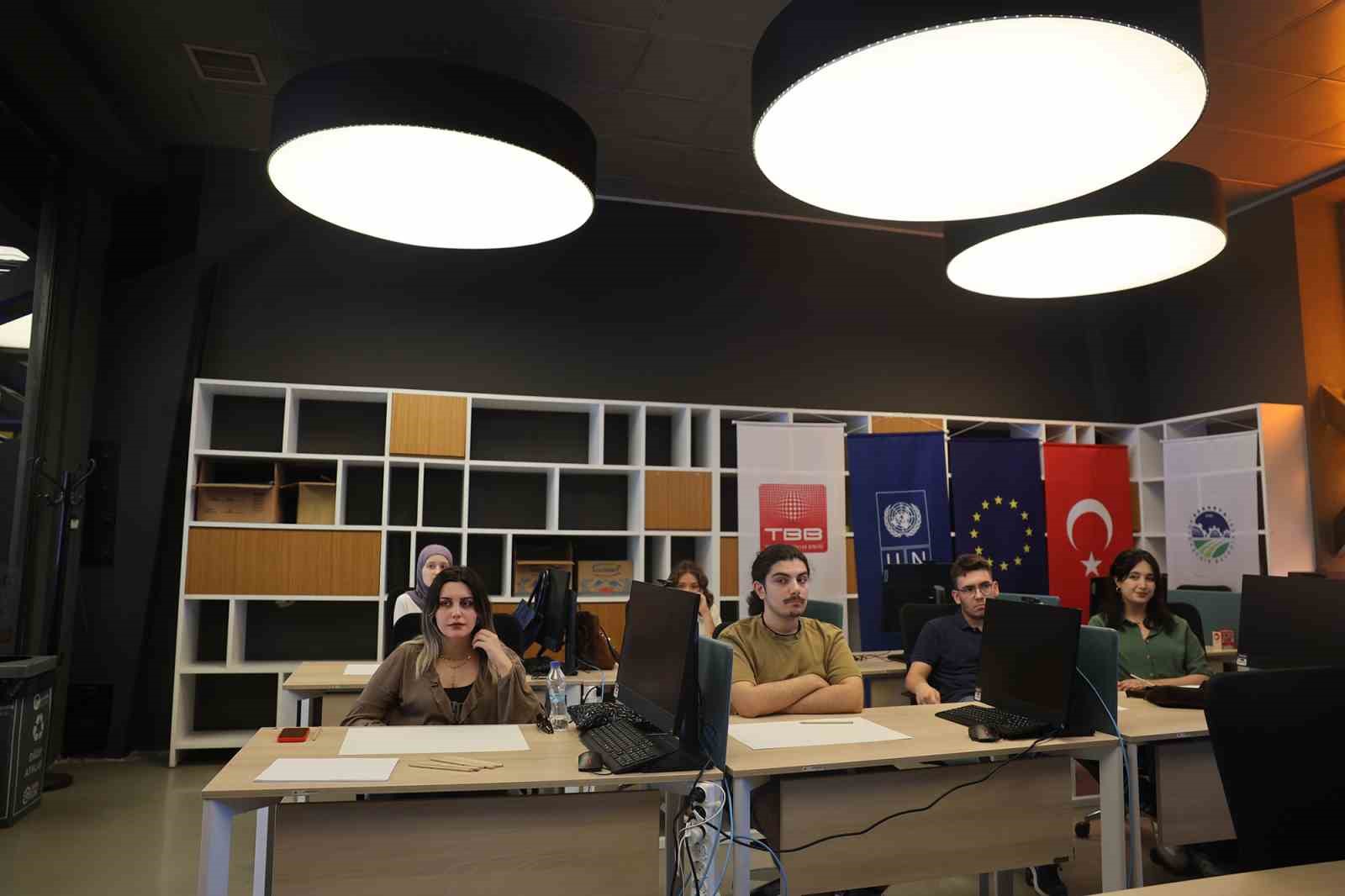 Genç Atölye’de karikatür dersleri ilk çizgiler ile başladı