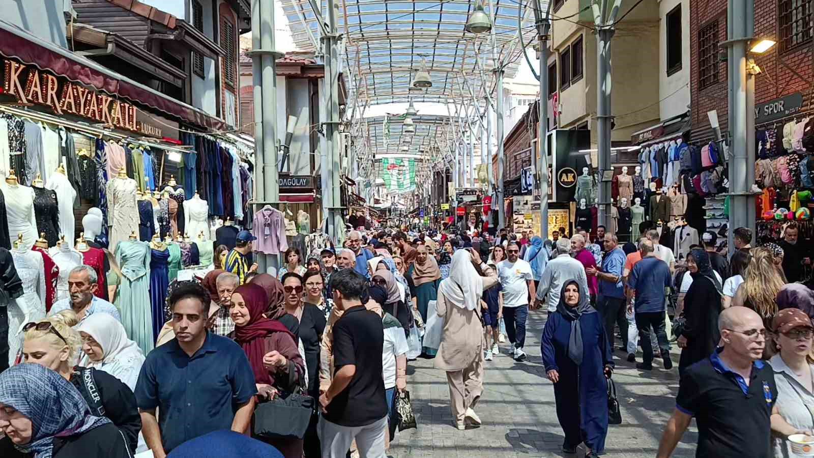 Bursa&rsquo;da 30 yıllık gelenek...Tuzpazarı esnafı 5 bin kişiye aşure ikram etti