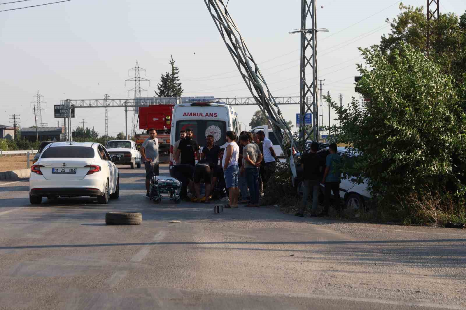Elektrik direğine çarpan Tofaş hurdaya döndü, sürücü ağır yaralandı