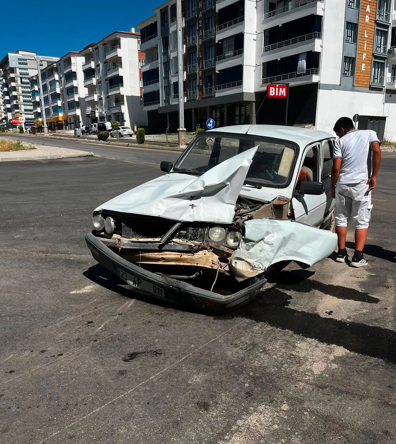 İki otomobil çarpıştı, yoldan geçen şahıs son anda kurtuldu