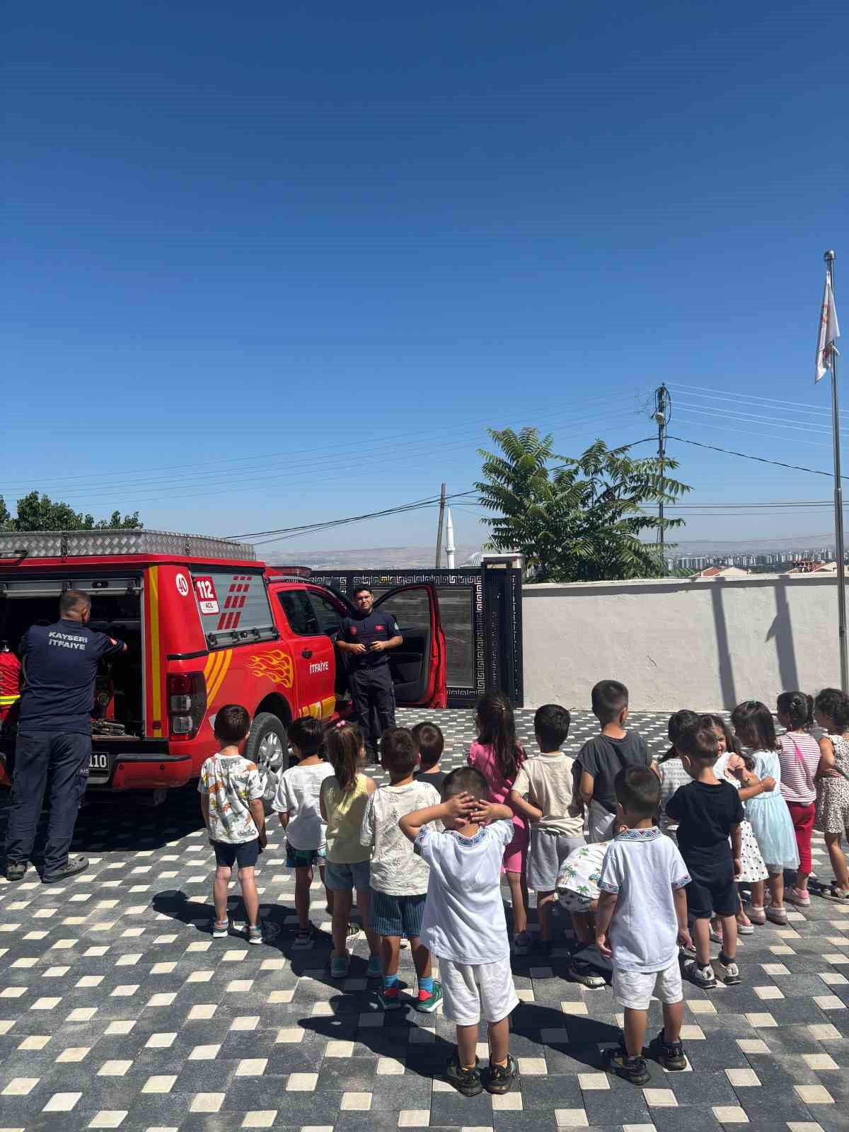 B&uuml;y&uuml;kşehir İtfaiyesi&rsquo;nden miniklere yangın ve deprem eğitimi