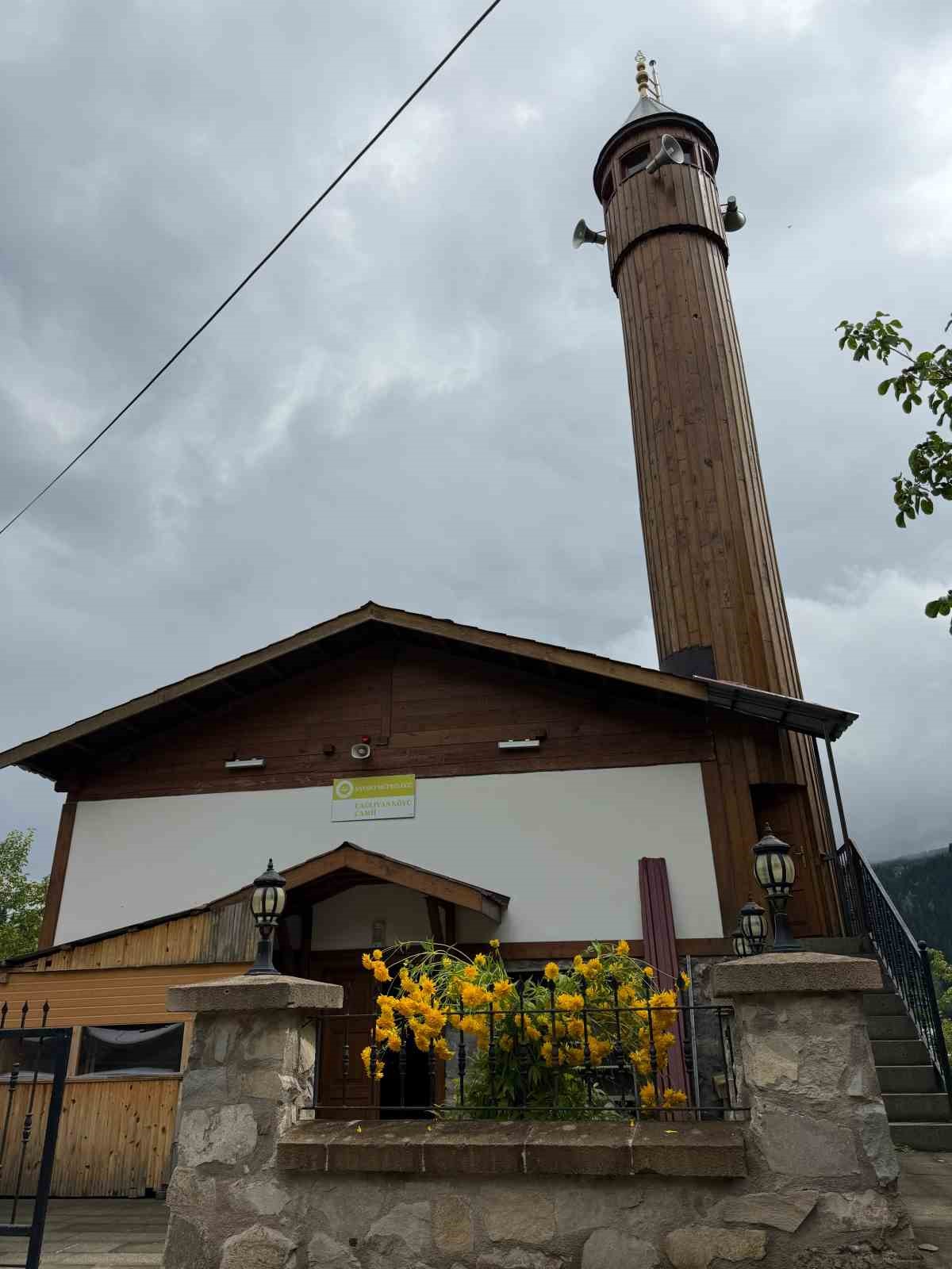 Şavşat’ta tarihi cami Osmanlı tarzı hatlarla bezendi