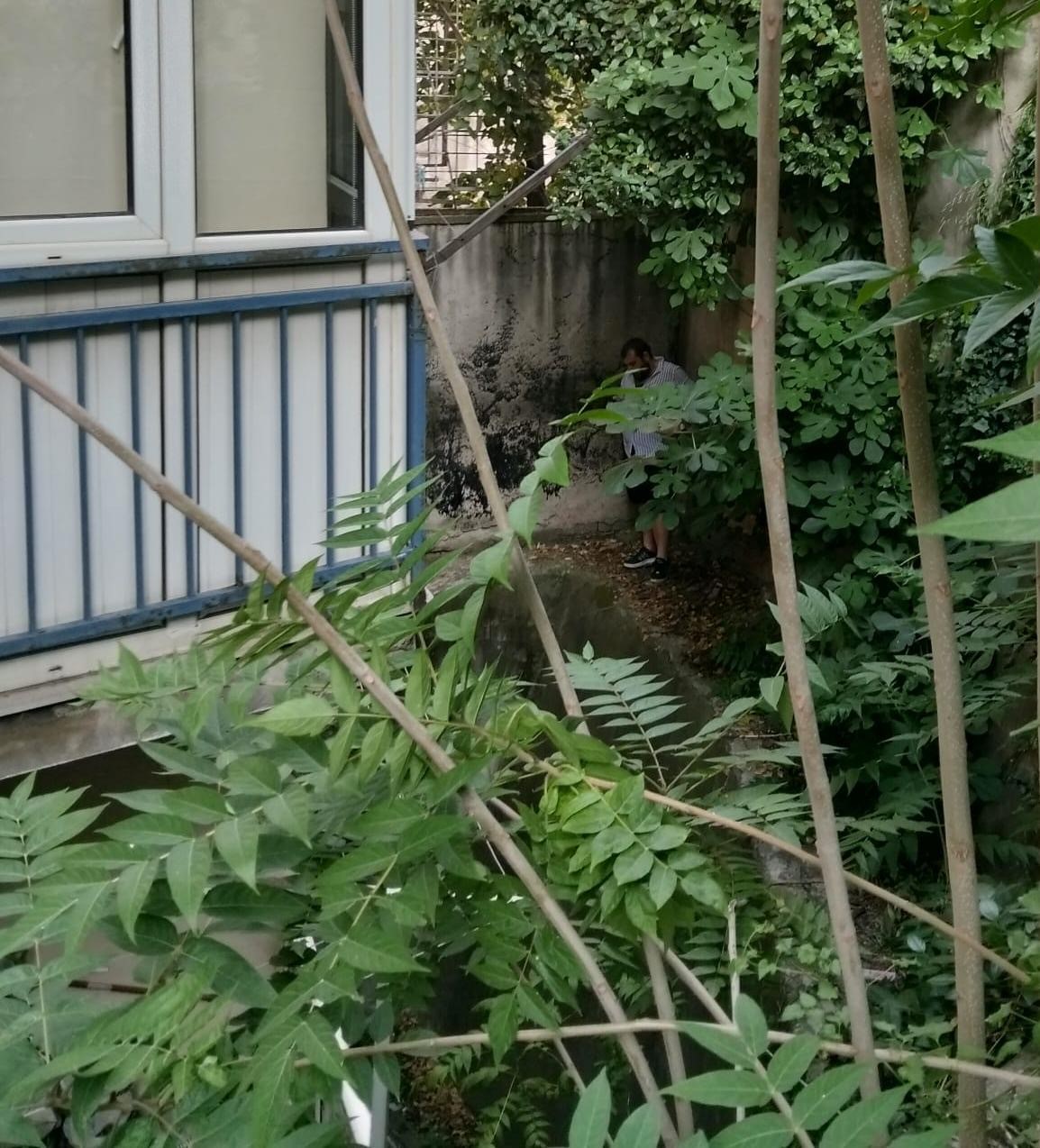 17 yıl hapis cezasıyla aranıyordu, bahçede saklanırken yakalandı