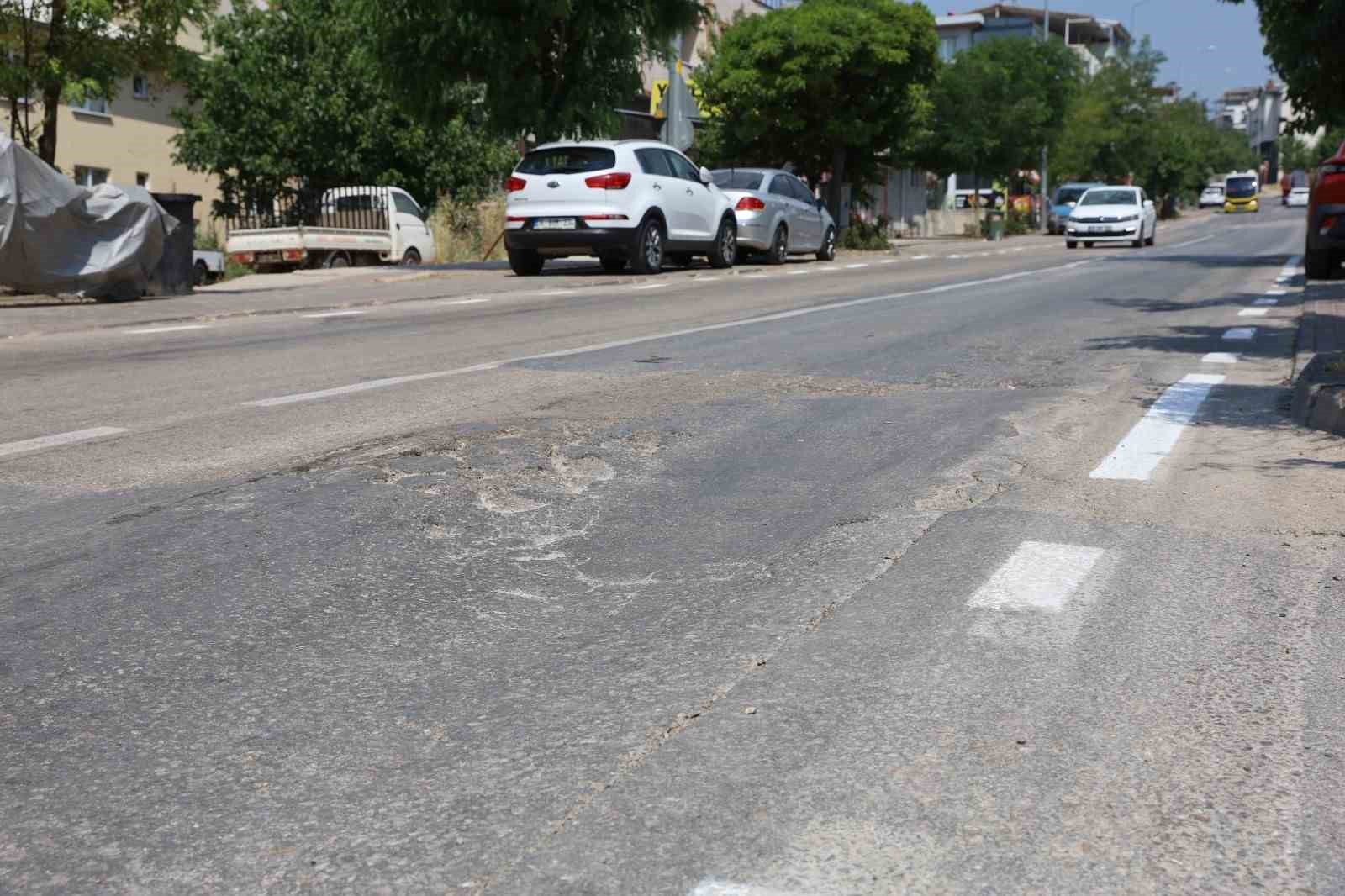 Büyükşehir Üçevler Mahallesi’nde asfalt yeniliyor