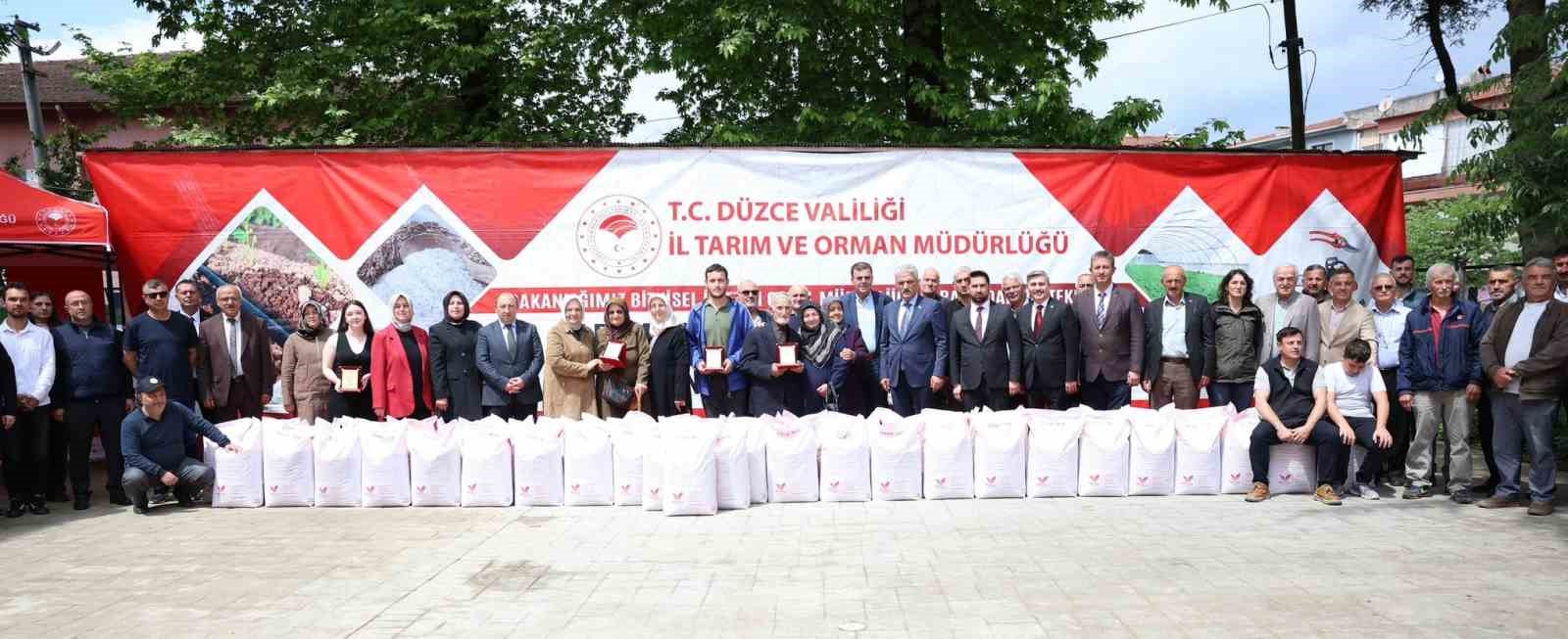 D&uuml;zce&rsquo;de &ccedil;ift&ccedil;ilere yem bitkisi tohumu dağıtıldı