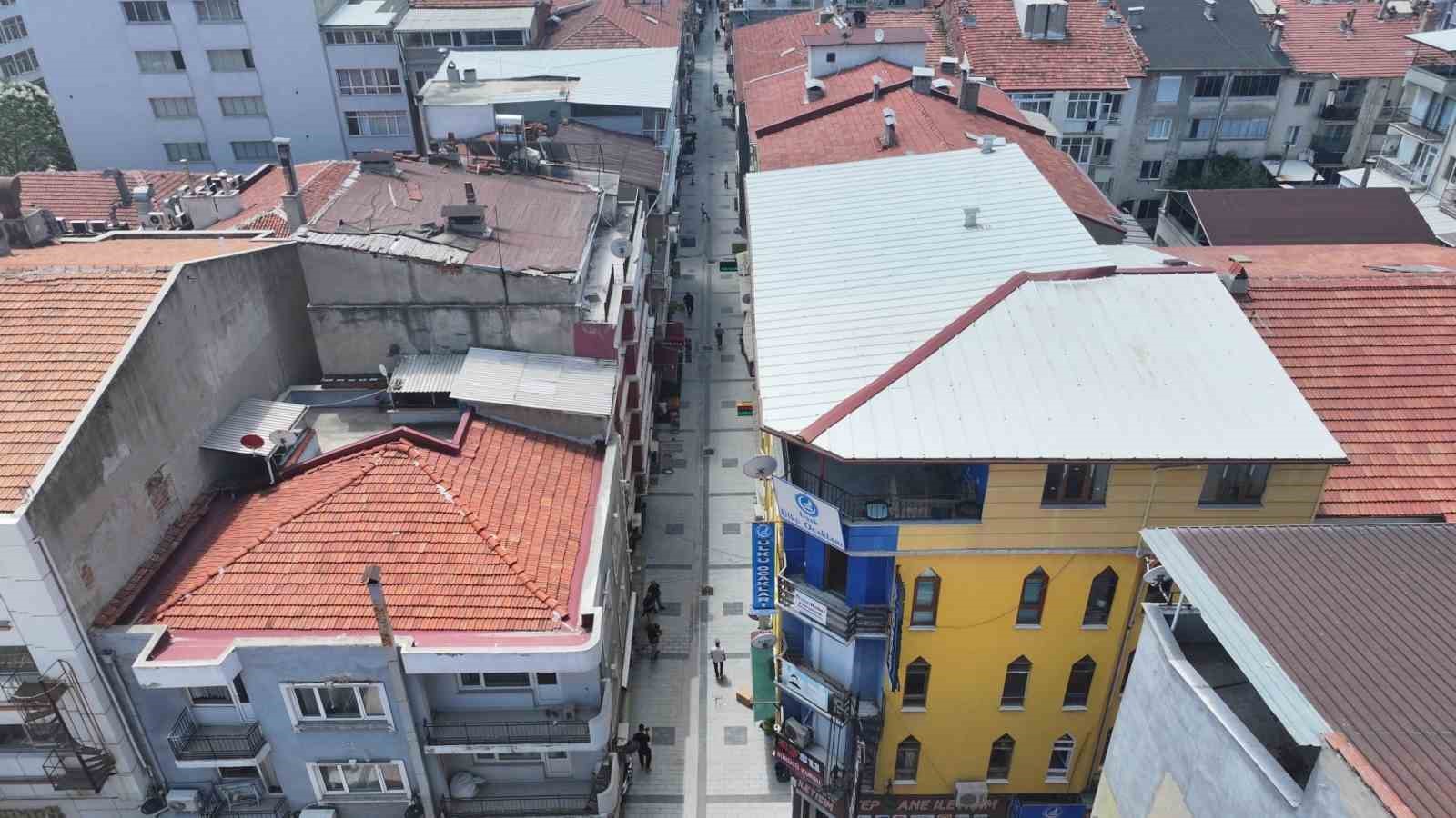 Uşak’ta Kurtuluş ve Yeşil Karaağaç mahallelerinde zemin taşları yenileniyor