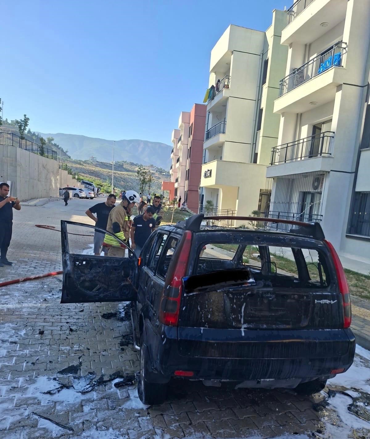 Hatay’da park halindeki otomobil alevlere teslim oldu