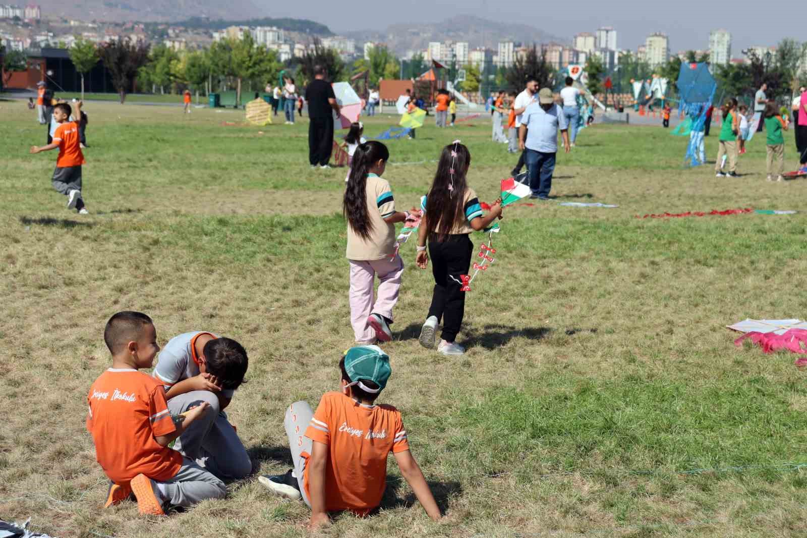 Minik öğrenciler ’gökyüzünden’ mesaj verdi
