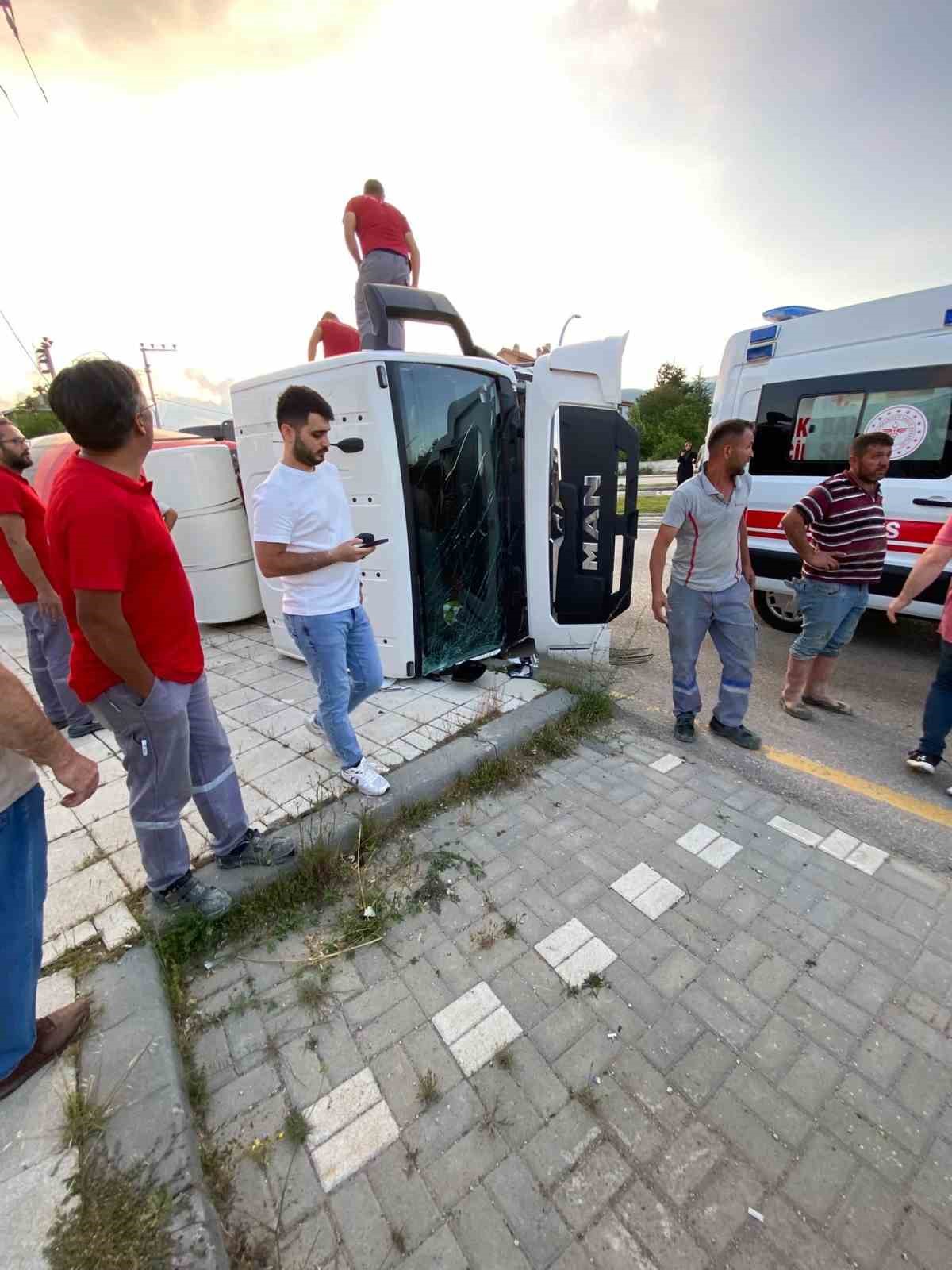 Bolu&rsquo;da beton mikseri devrildi: 1 yaralı