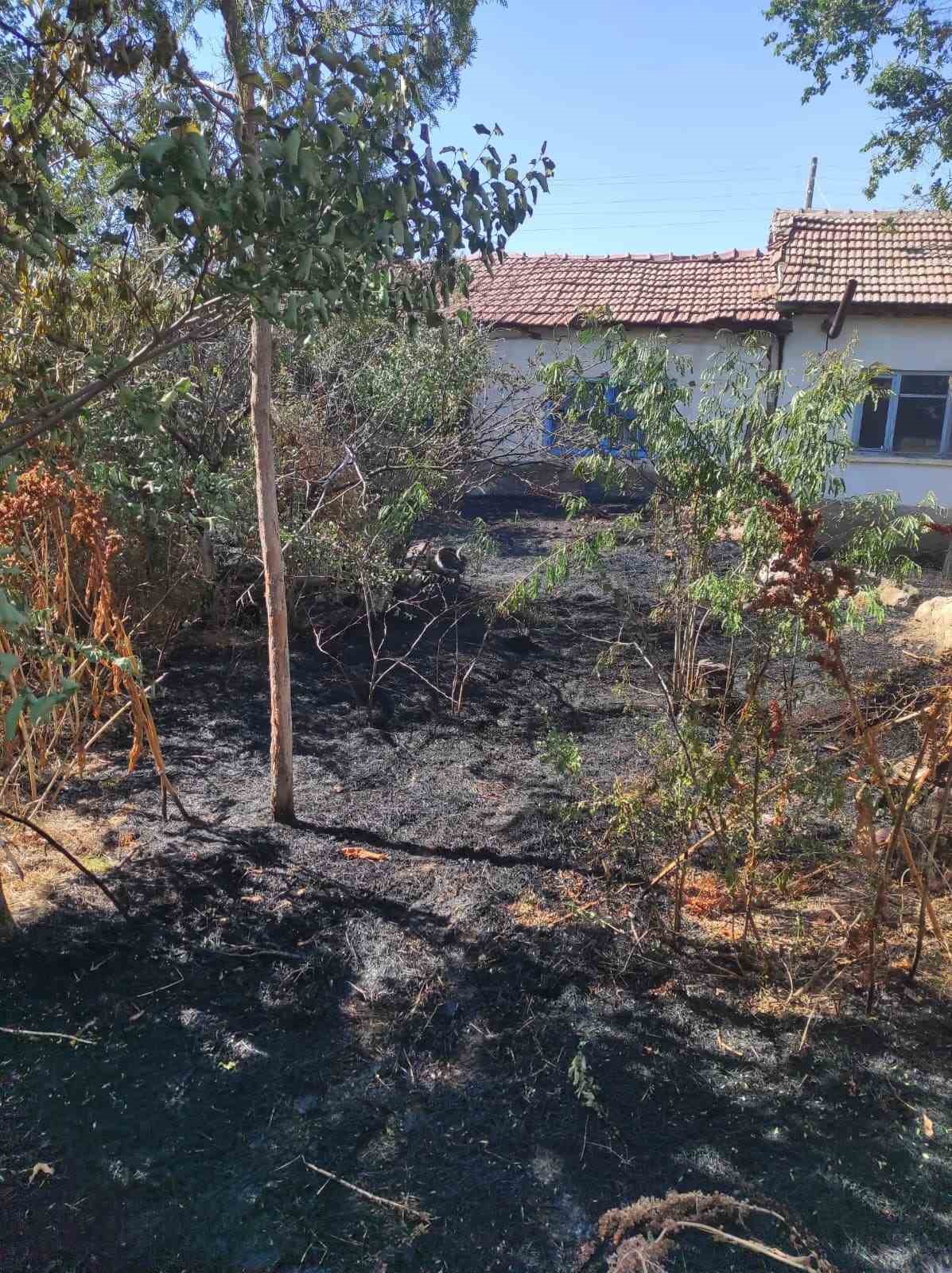 Eskişehir’de müstakil evin bahçesinden ahırı sıçrayan yangın büyümeden söndürüldü