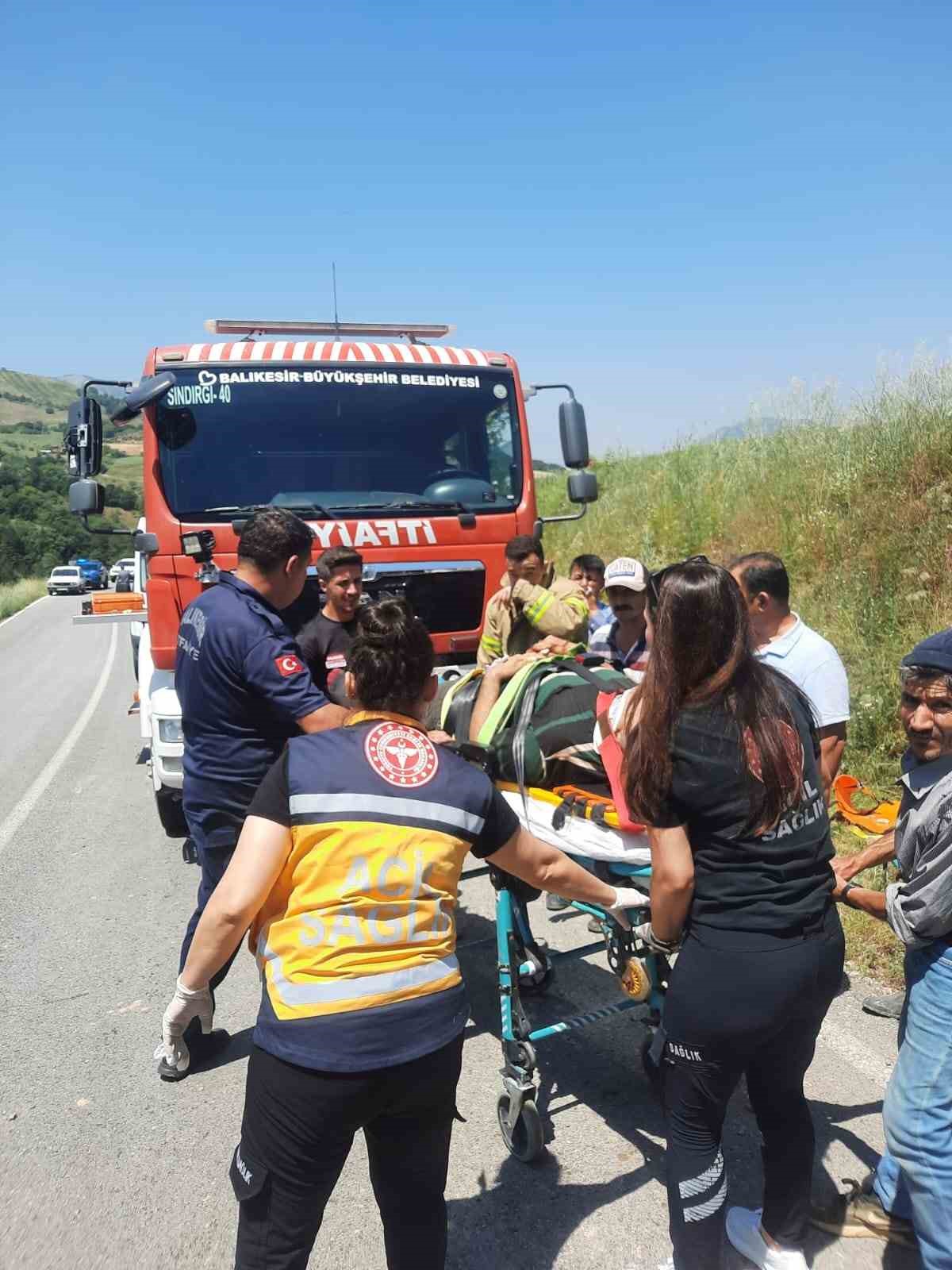 Balıkesir&rsquo;de kamyon kazasında s&uuml;r&uuml;c&uuml; itfaiye ekiplerince kurtarıldı