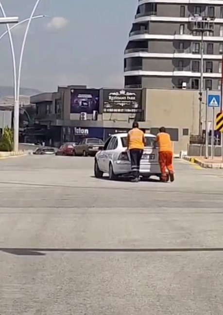 Çorum’da yolda kalan sürücünün yardımına belediye temizlik personeli koştu