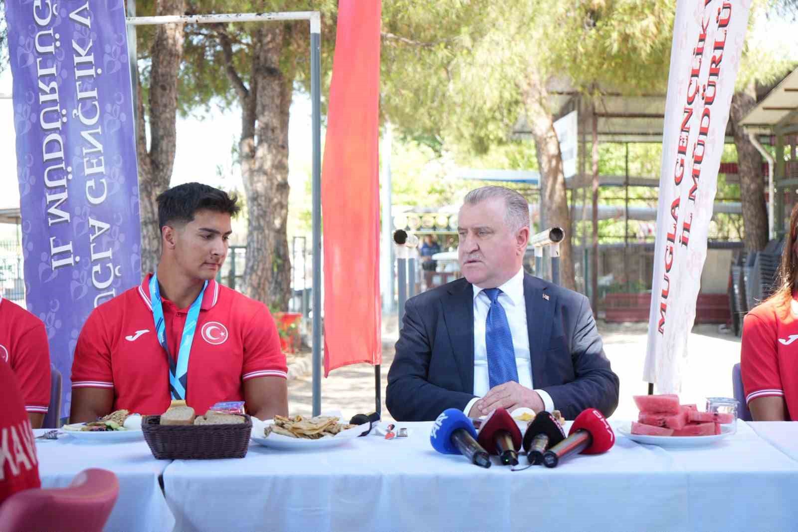 Gençlik ve Spor Bakanı Bak’ı Muğla’da milli sporcular karşıladı
