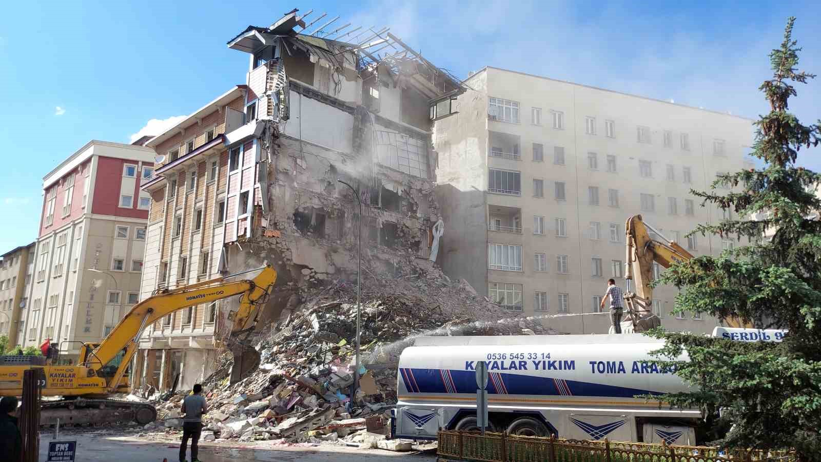 Erzurum’da kontrollü yıkımda korkutan anlar
