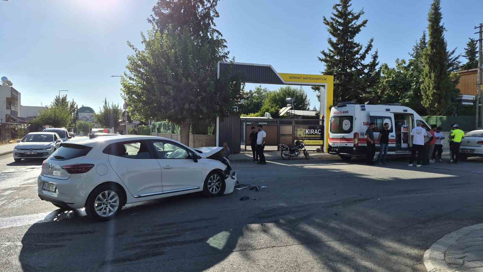 Adıyaman’da 2 otomobil çarpıştı: 1 yaralı