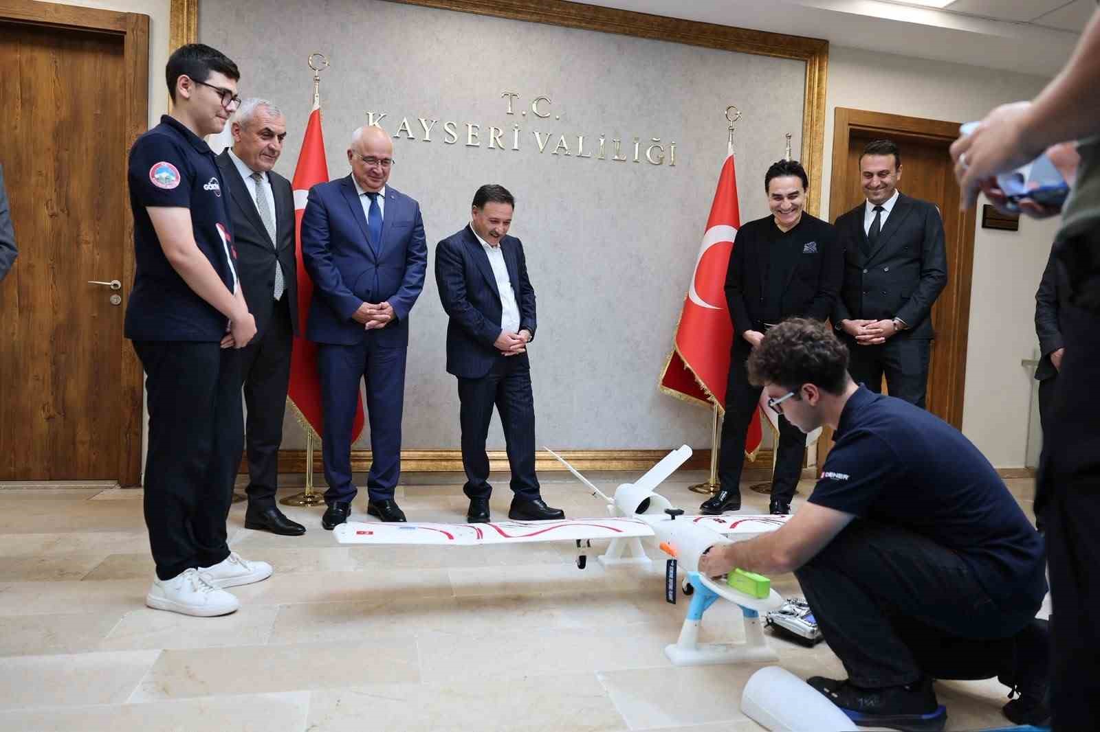 Vali &Ccedil;i&ccedil;ek, G&Ouml;KTİM KartalAir Takımı D&uuml;nya Şampiyonlarını kabul etti