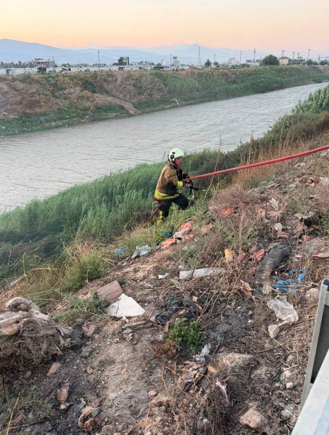 Antakya’da Asi Nehri kenarında sazlık yangını