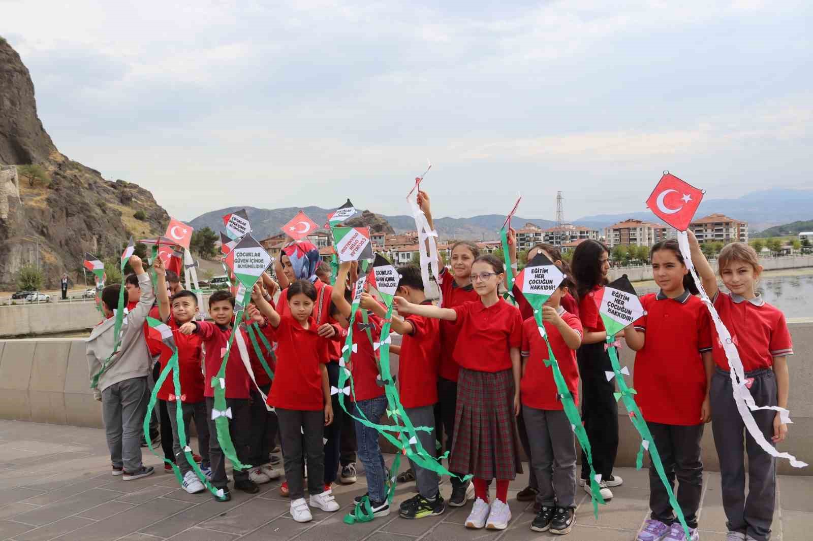 &Ccedil;orum&rsquo;da balonlar ve u&ccedil;urtmalar Gazzeli &ccedil;ocuklar i&ccedil;in g&ouml;ky&uuml;z&uuml;ne bırakıldı