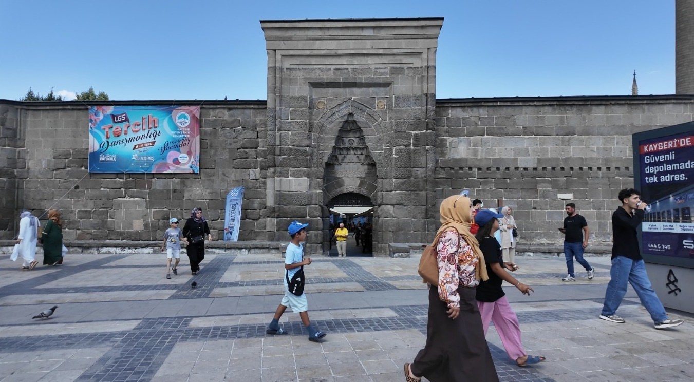 Büyükşehir’in ücretsiz LGS tercih danışmanlığına yoğun ilgi: Veli ve öğrencilerden tam not