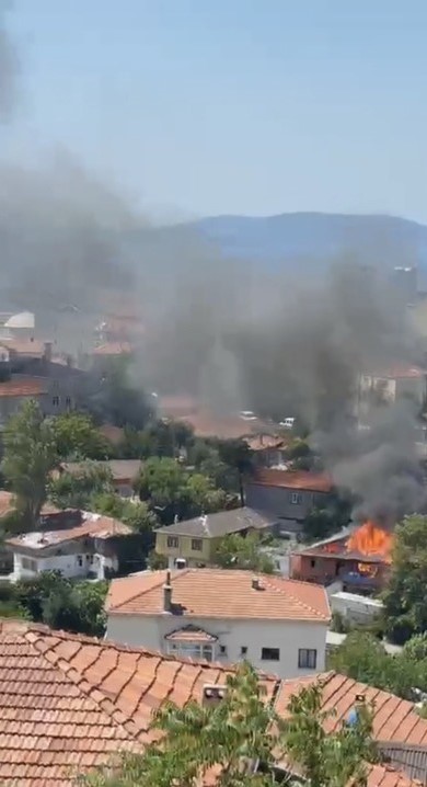 Pendik’te metruk ev yangını yan binaya sıçradı
