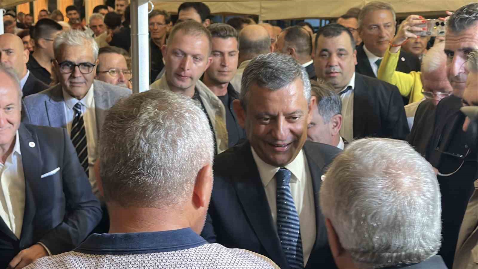 &Ouml;zg&uuml;r &Ouml;zel, Yeni Parti Sakarya İl Başkanının d&uuml;ğ&uuml;n&uuml;ne katıldı