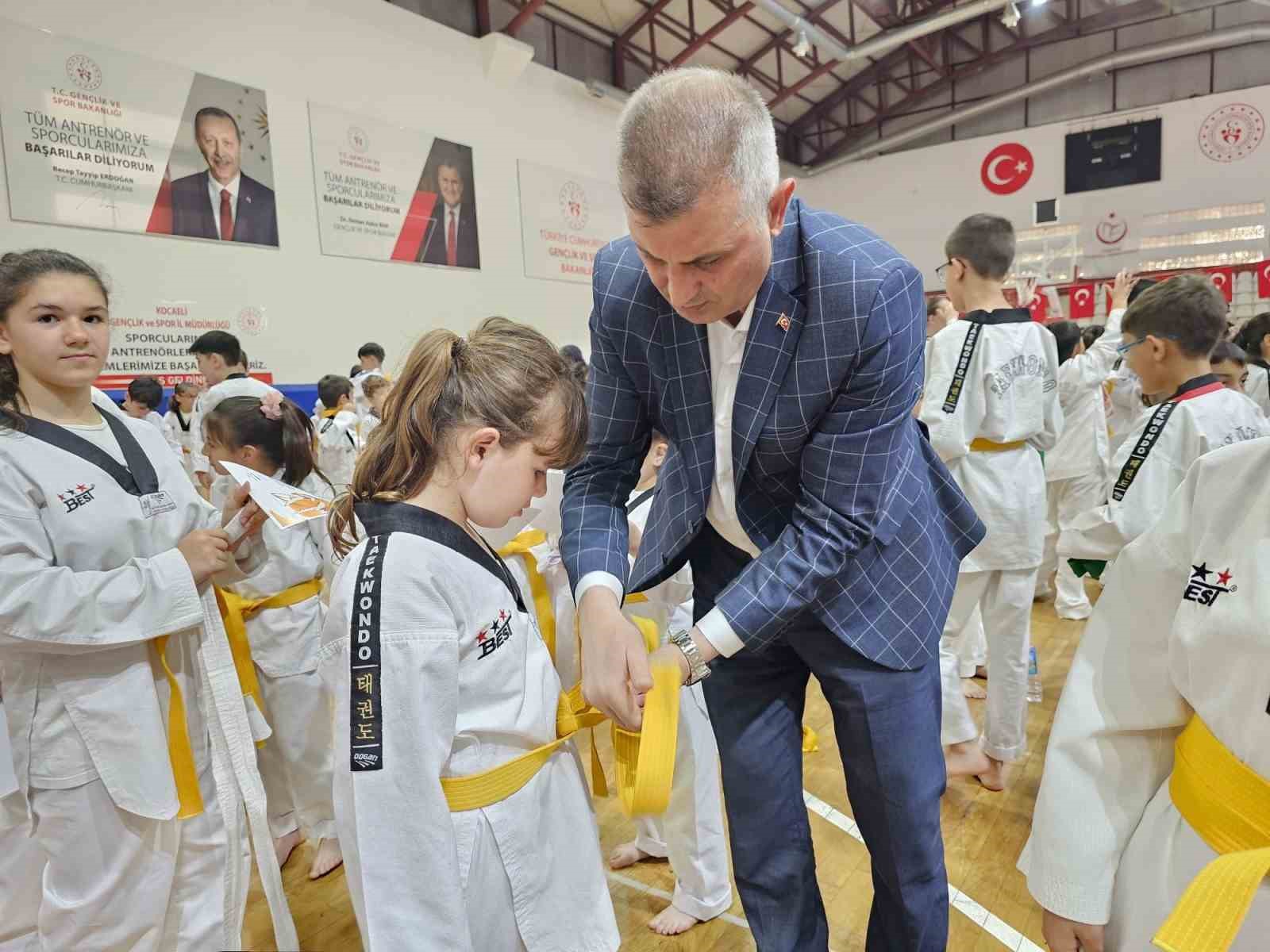 Gölcük’te 305 tekvando sporcusu kuşak atlama heyecanı yaşadı