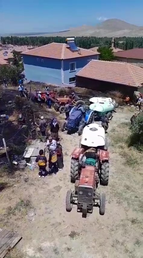 Evin avlusunda çıkan yangın büyümeden söndürüldü