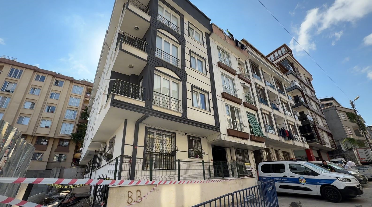 Küçükçekmece’de inşaat temelindeki göçük paniğe neden oldu