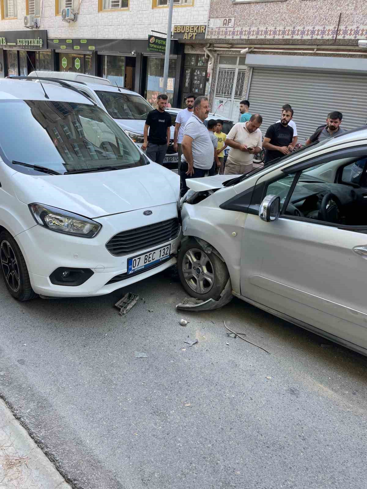 Siirt&rsquo;te iki hafif ticari ara&ccedil; kafa kafaya &ccedil;arpıştı: 1 yaralı