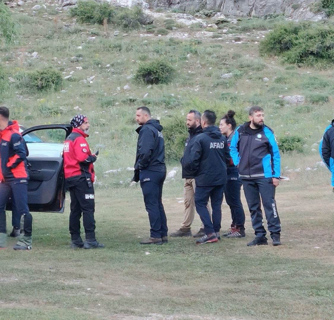 Aladağlar&rsquo;da mahsur kalan dağcı ve eşi helikopterle kurtarıldı