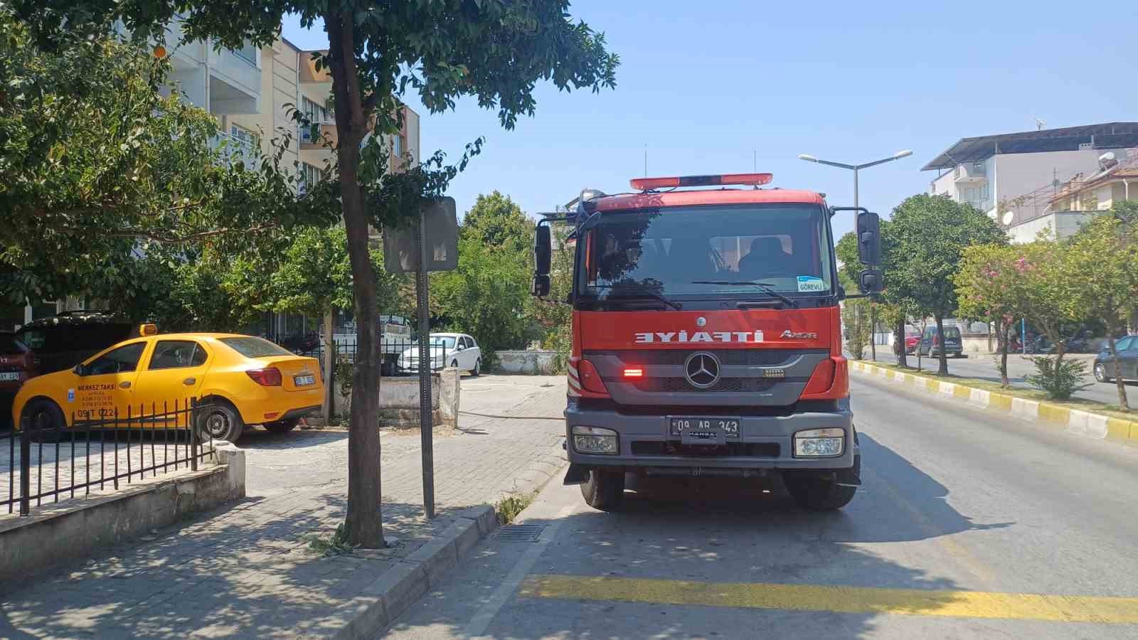 Apartmanın arka bahçesinde çıkan yangın büyümeden söndürüldü