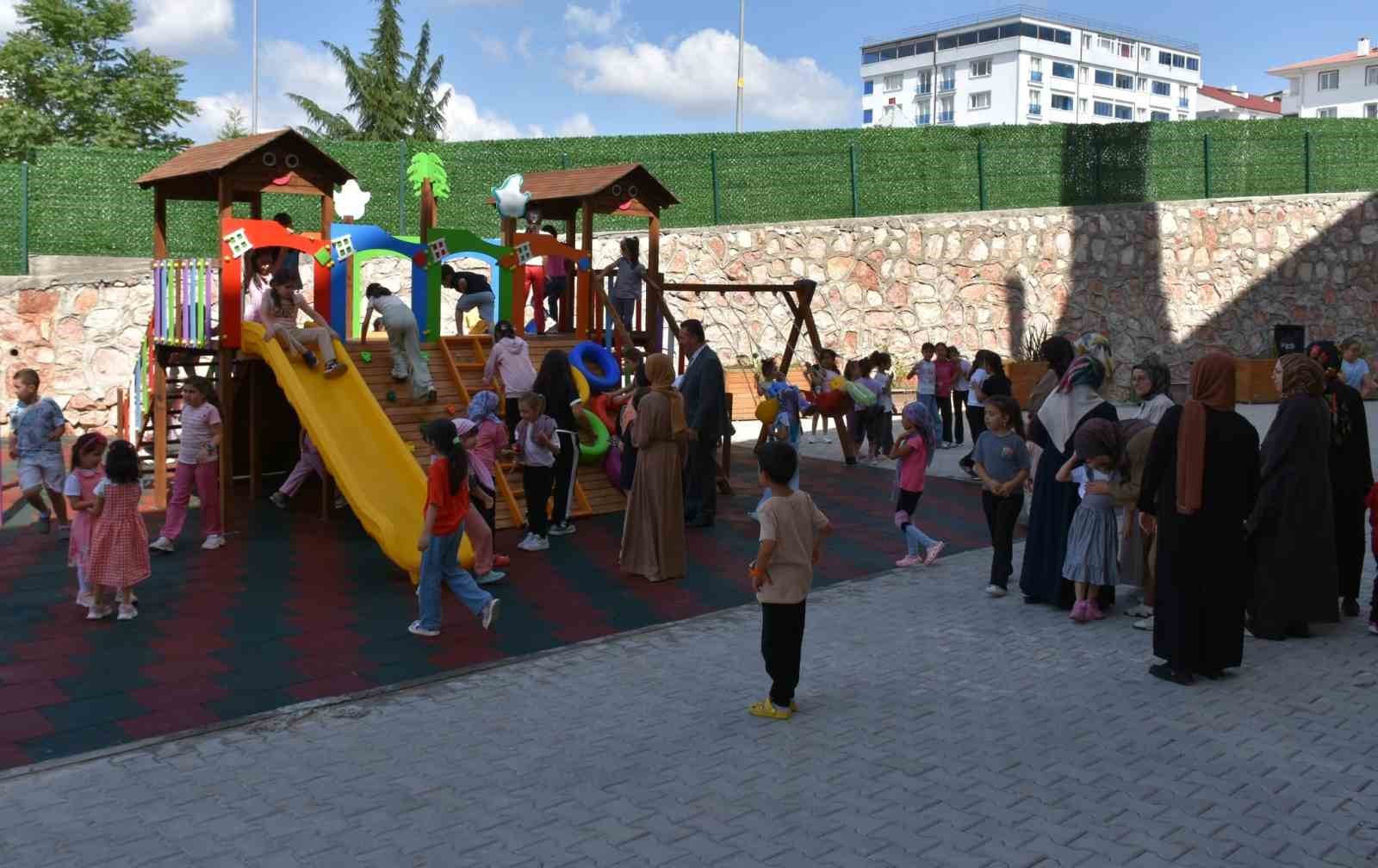 Miniklerin y&uuml;z&uuml; yenilenen oyun parkıyla g&uuml;ld&uuml;