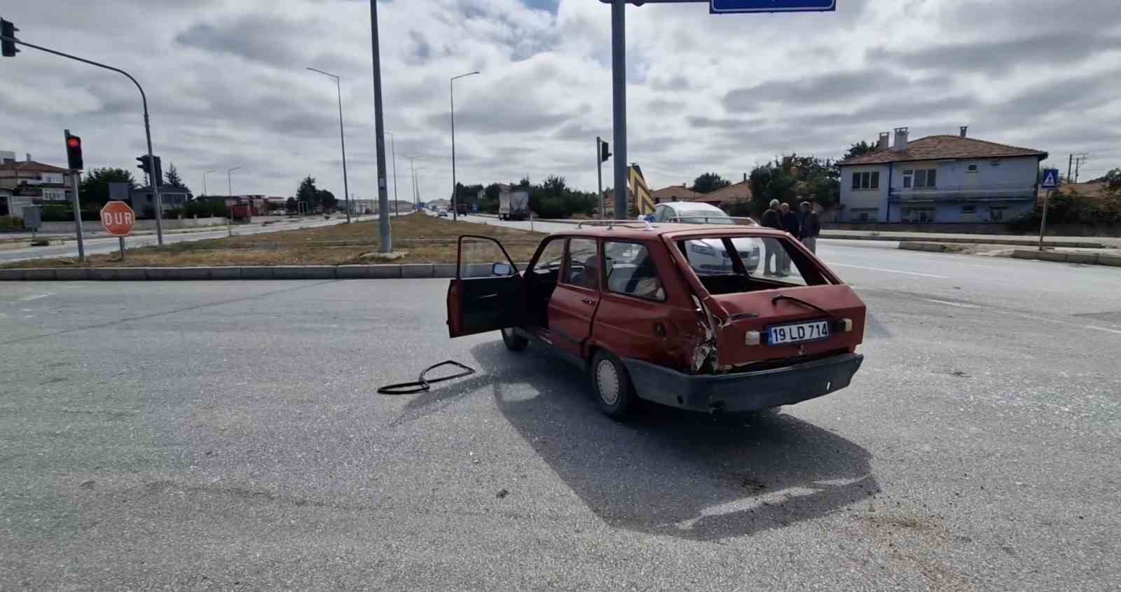 Kırmızı ışıkta durmadı, iki otomobile çarptı: Ehliyetine 2 ay el konuldu