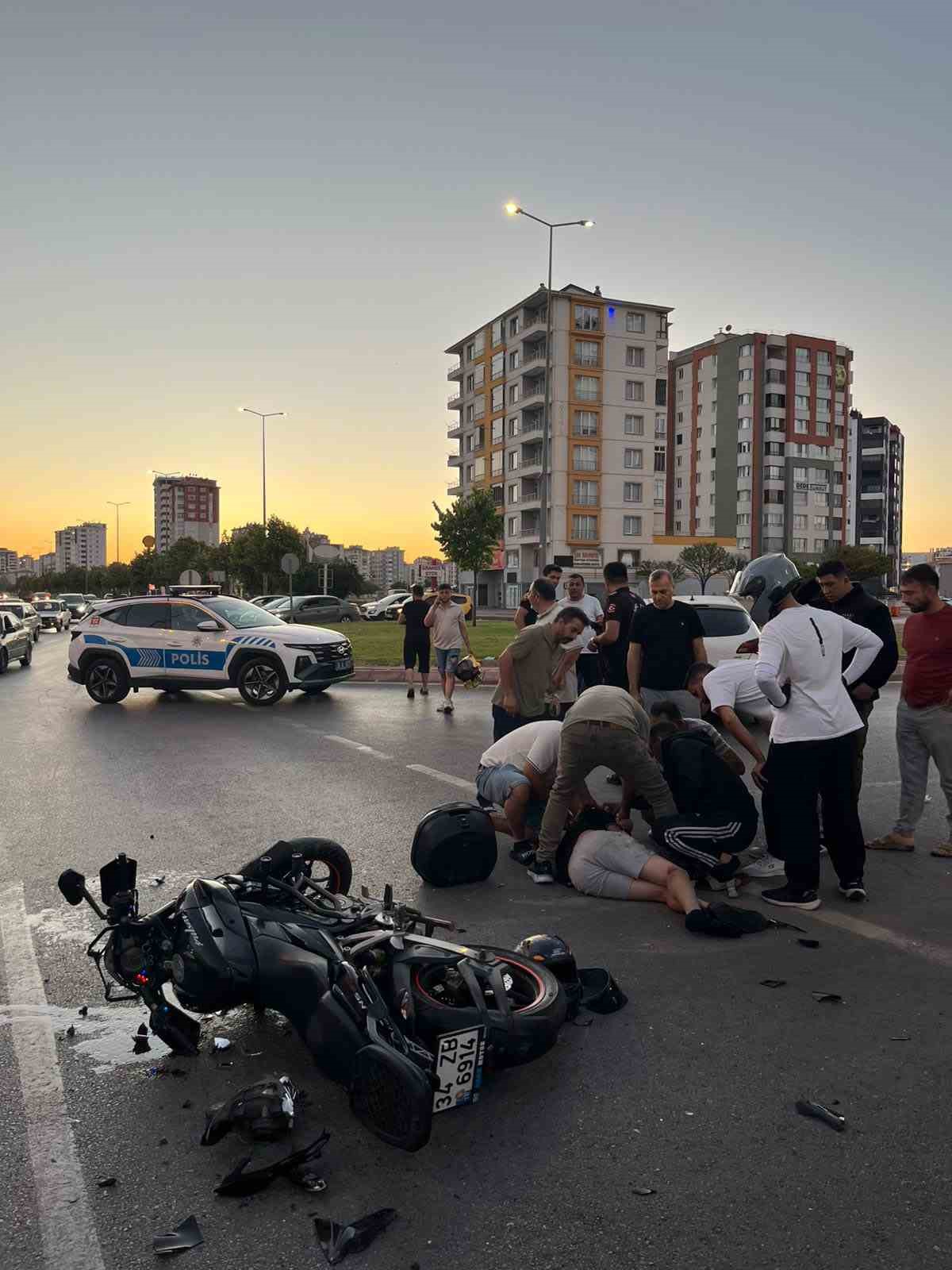 Kazada yaralanan motosiklet s&uuml;r&uuml;c&uuml;s&uuml;ne ilk m&uuml;dahale &Ccedil;evik Kuvvet Şube M&uuml;d&uuml;r&uuml;&rsquo;nden