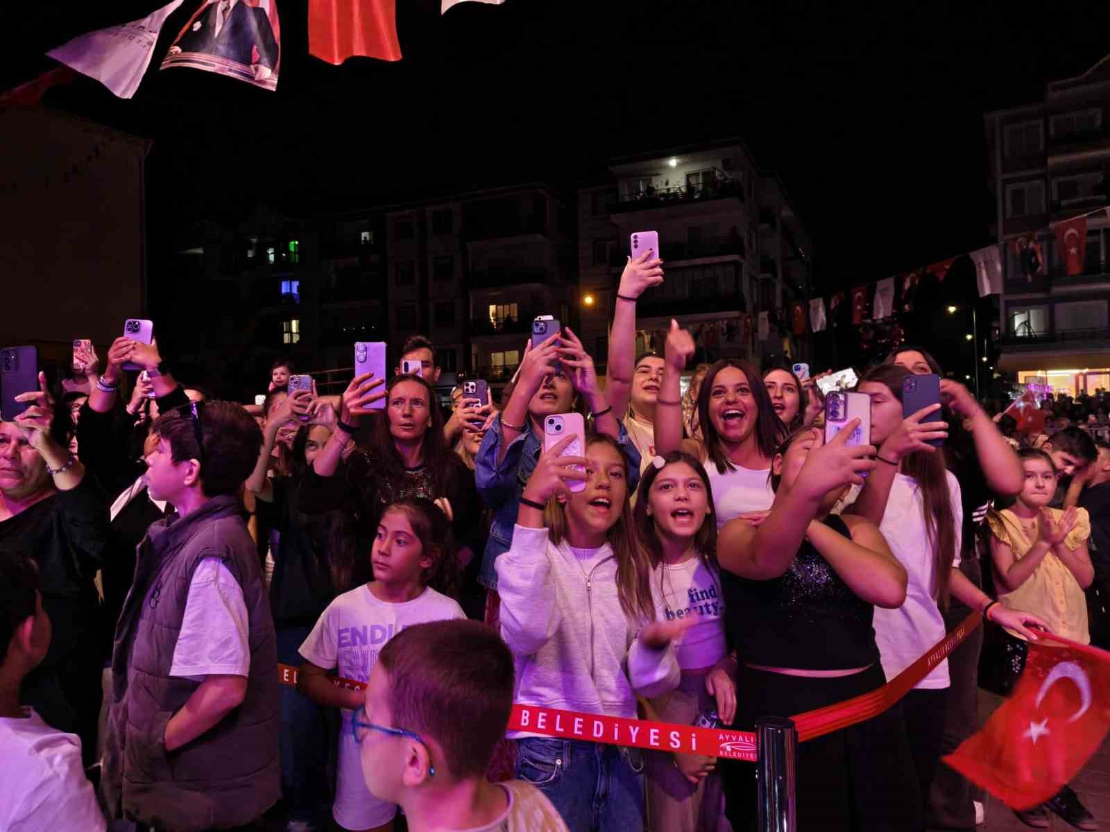 Ayvalık’ta Aydilge konserine yoğun ilgi