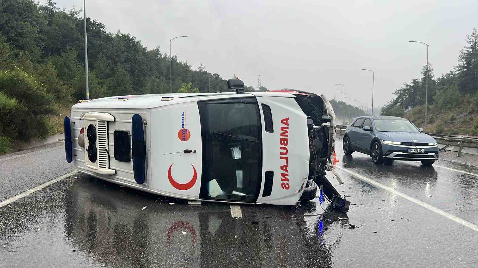 Çekmeköy’de bariyerlere çarpan ambulans devrildi: 1 yaralı