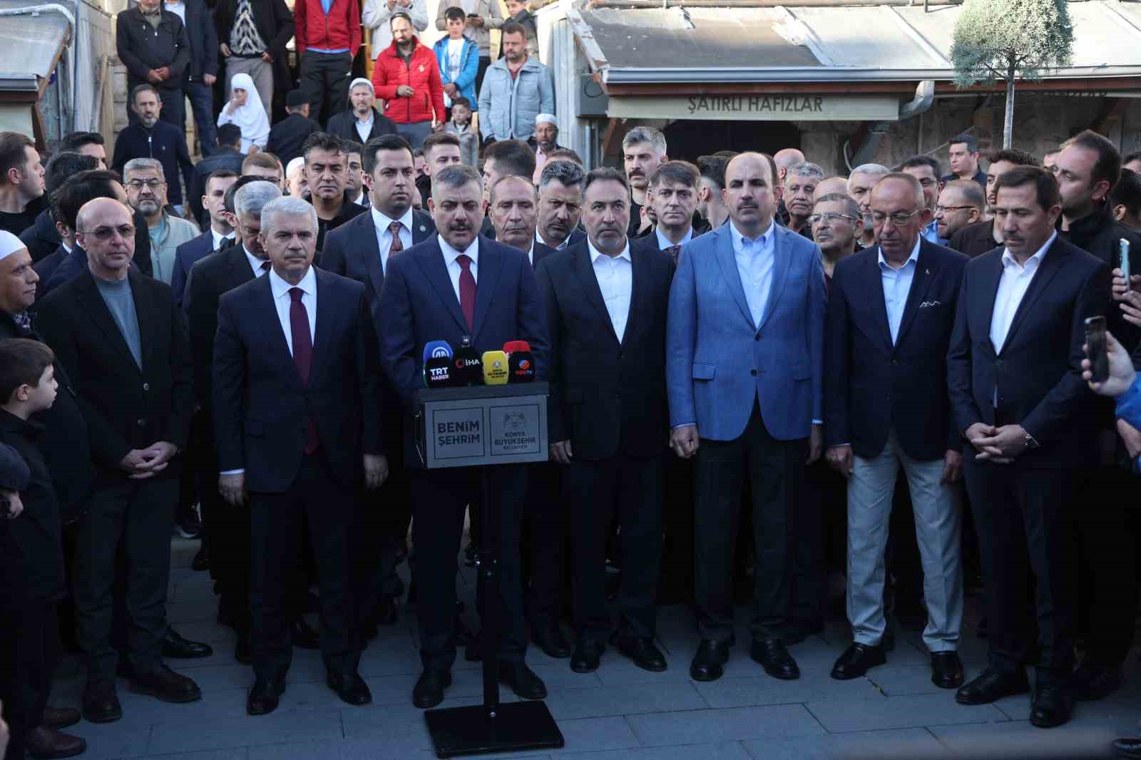 İ&ccedil;işleri Bakanı &Ccedil;ift&ccedil;i bayram namazını Konya&rsquo;da kıldı