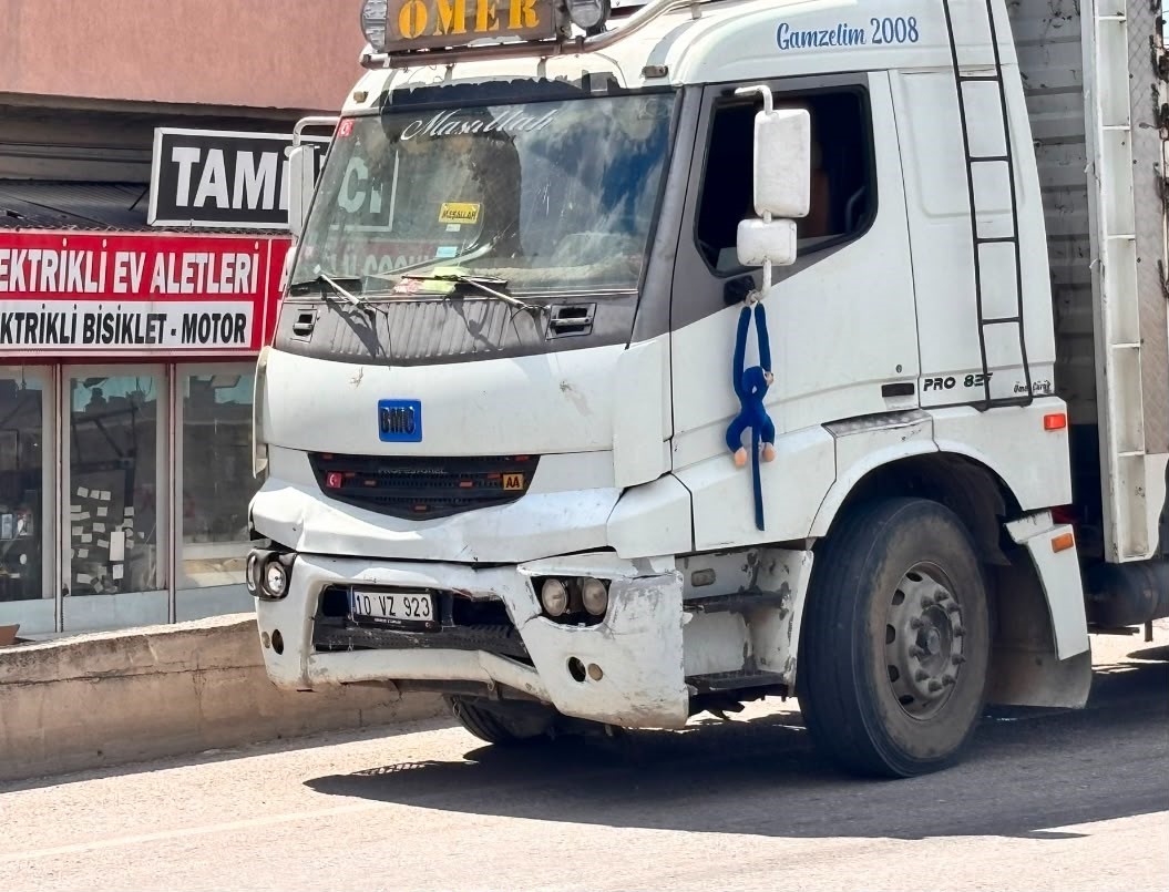 Kamyonun çarptığı otomobildeki 2 çocuk yaralandı