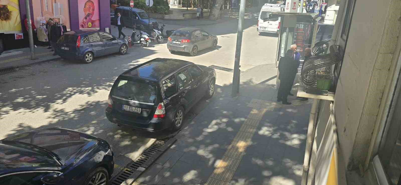 Minibüs durağına park eden duyarsız sürücü tepkilere neden oldu
