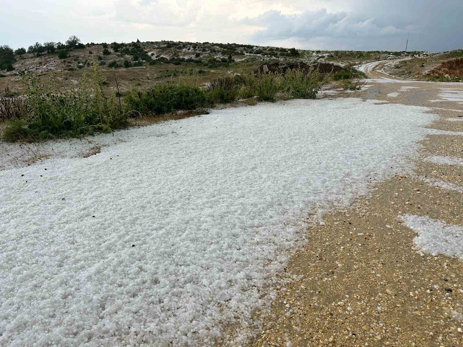 Uşak’ın yüksek kesimlerinde dolu yağışı etkili oldu