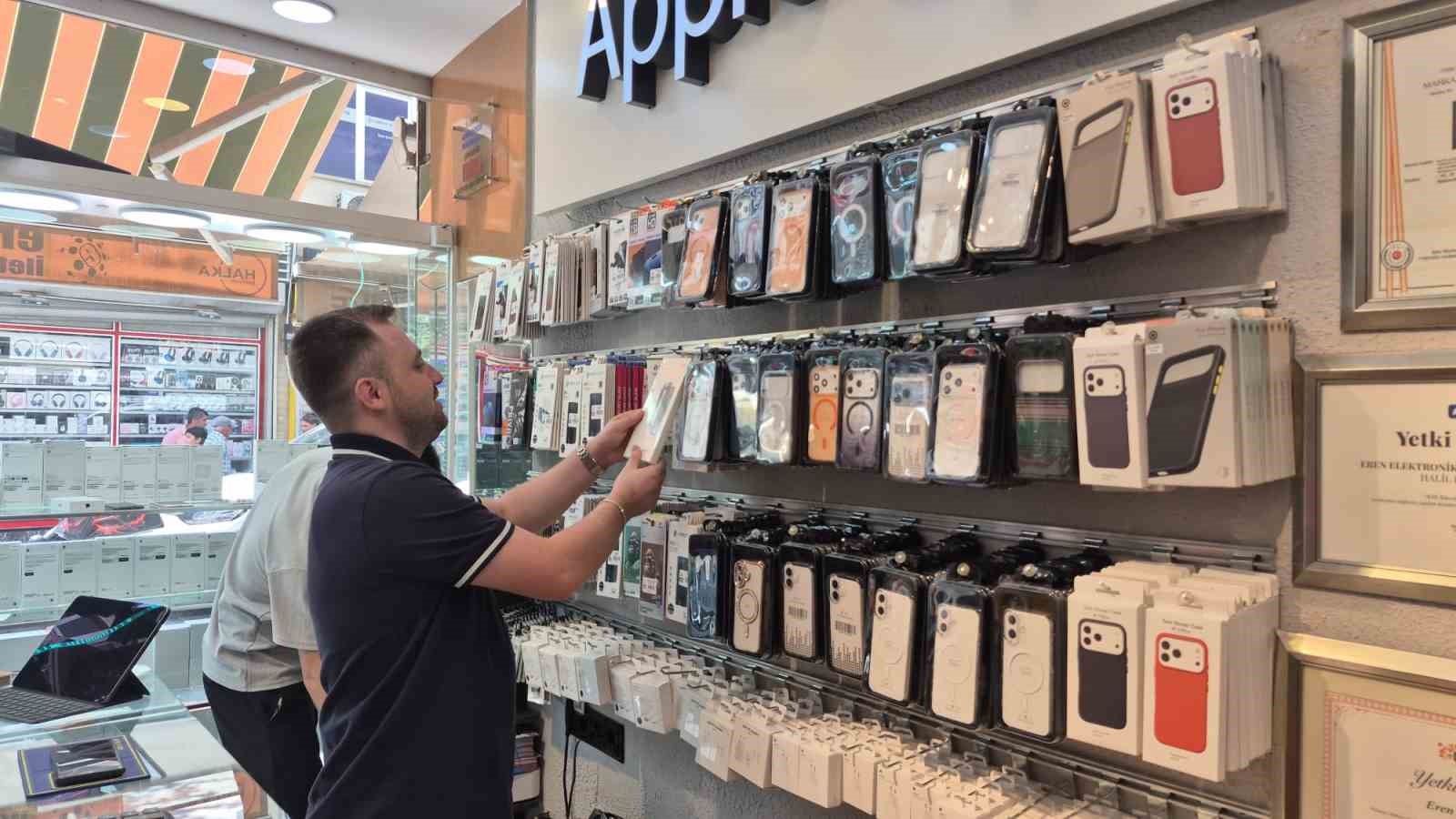 İthal telefonlara getirilen yeni g&uuml;mr&uuml;k d&uuml;zenlemesi fiyatları etkilemedi