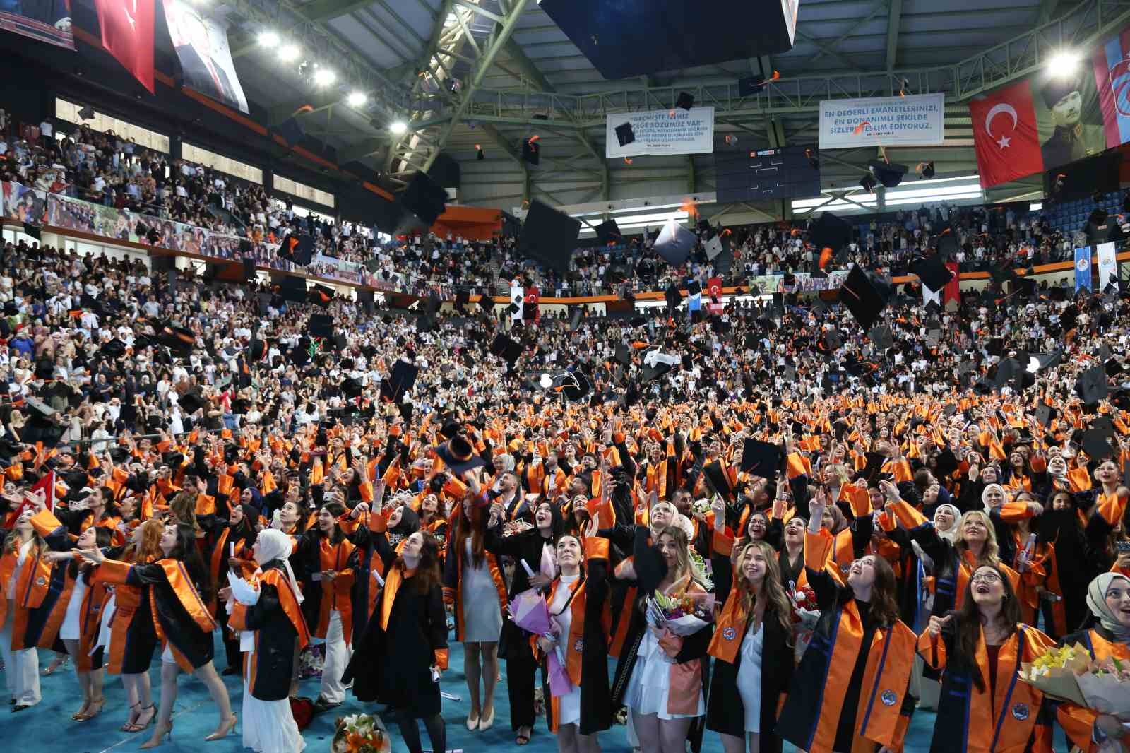 Avrasya Üniversitesi’nde mezuniyet coşkusu