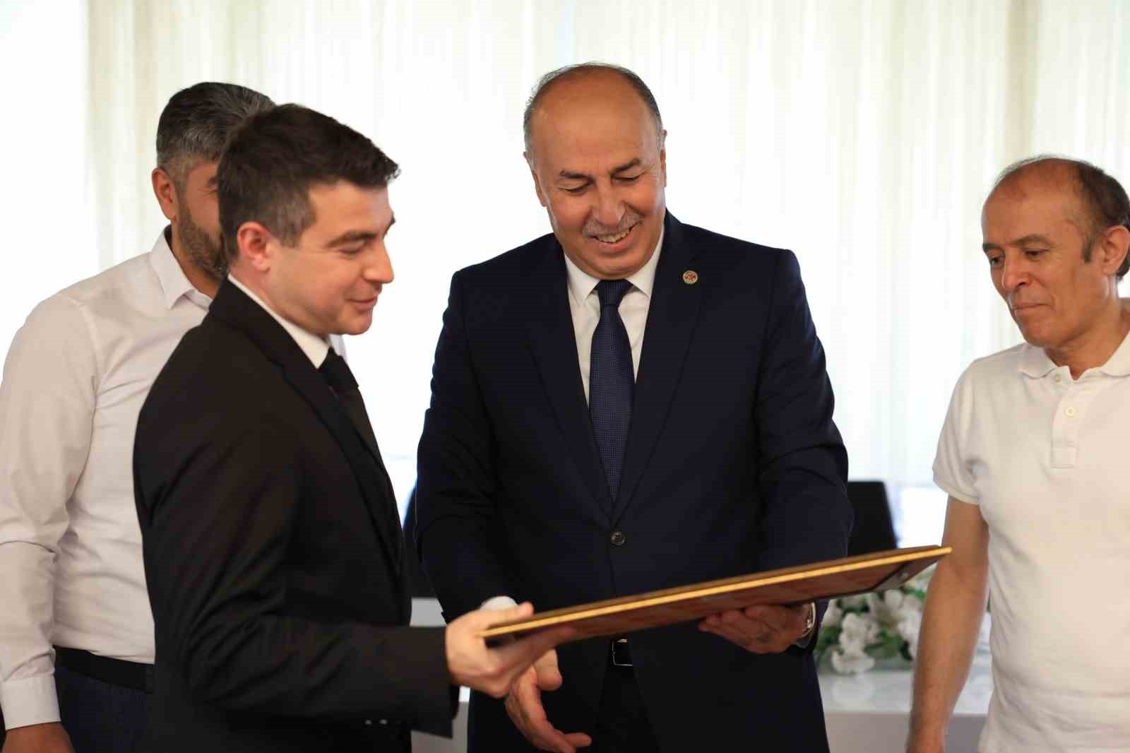 İl&ccedil;e Jandarma Komutanına fahri hemşehrilik beratı
