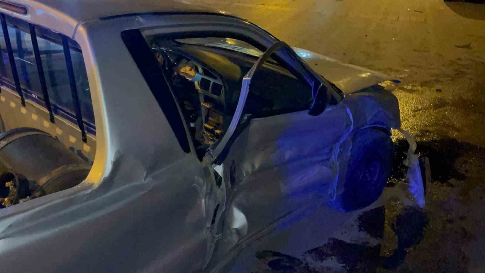 Karaman’da karşı şeride geçen pikap park halindeki 3 araca çarptı: 1 yaralı