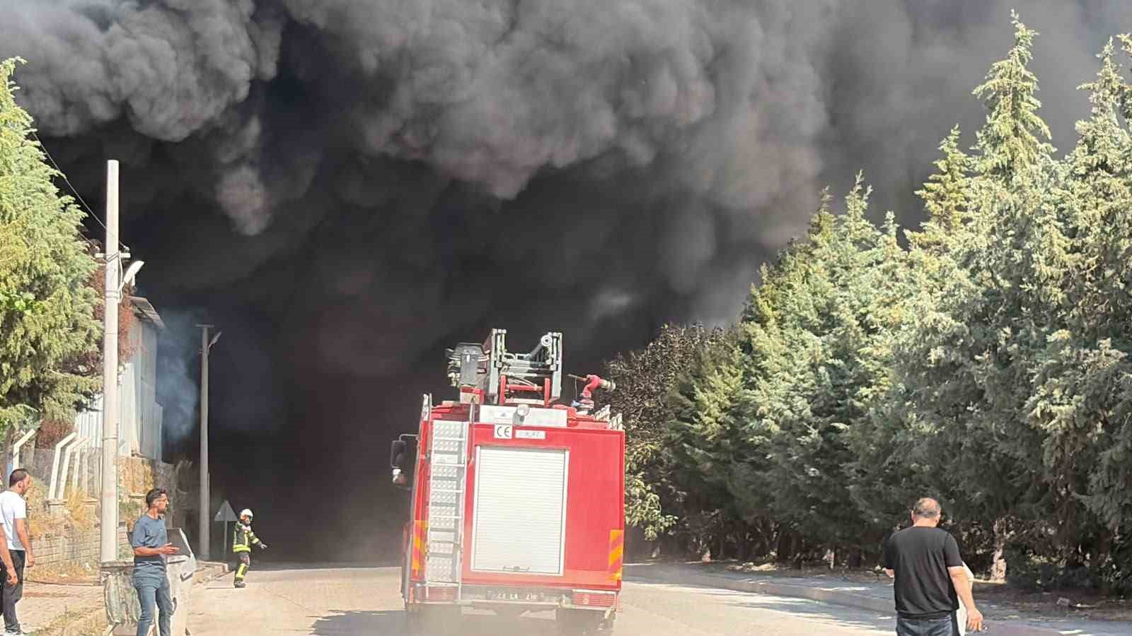 Elazığ’da yalıtım fabrikasında çıkan yangına müdahaleler sürüyor
