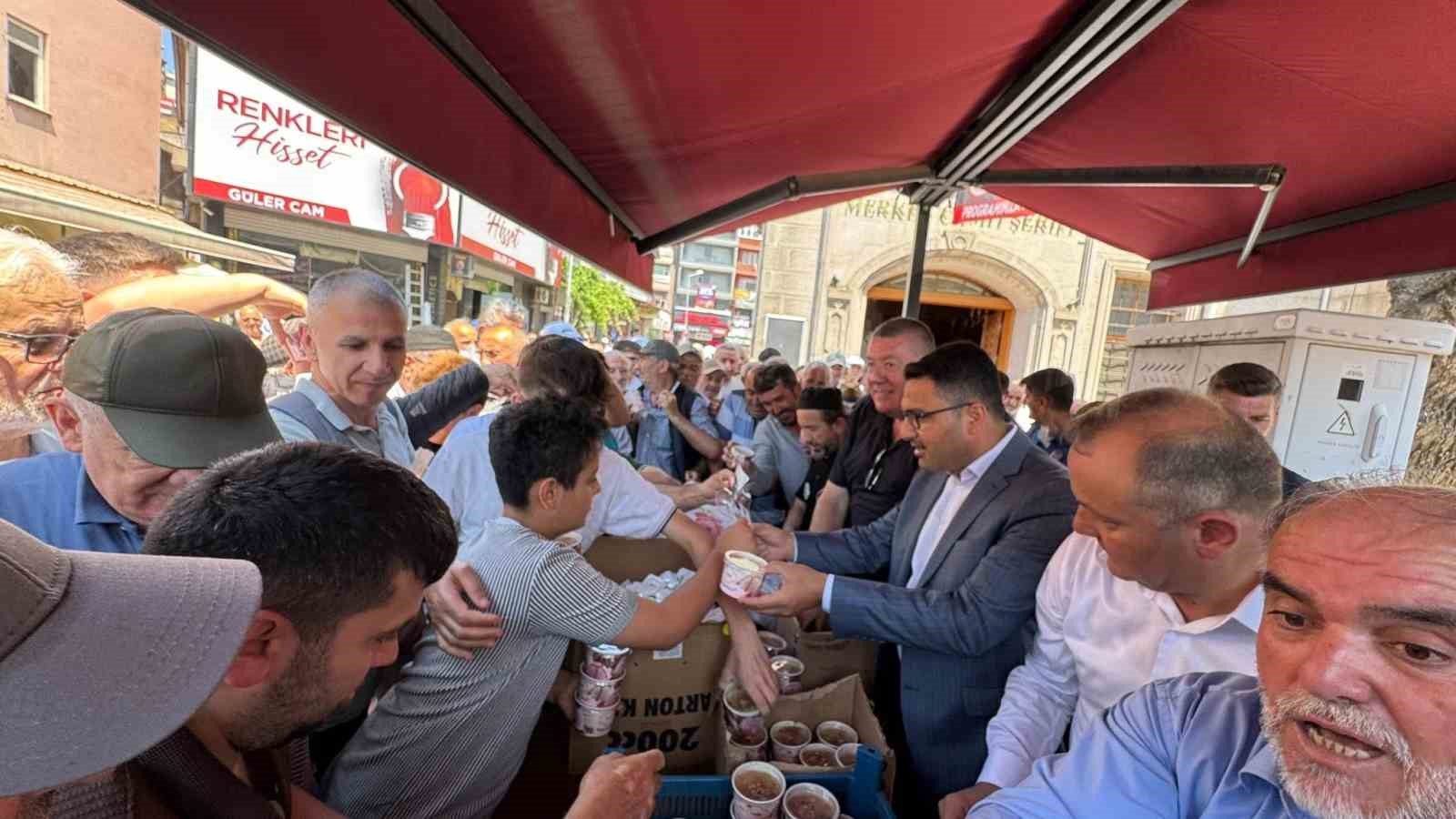 Alaplı&rsquo;da y&uuml;zlerce vatandaşa aşure ikramı