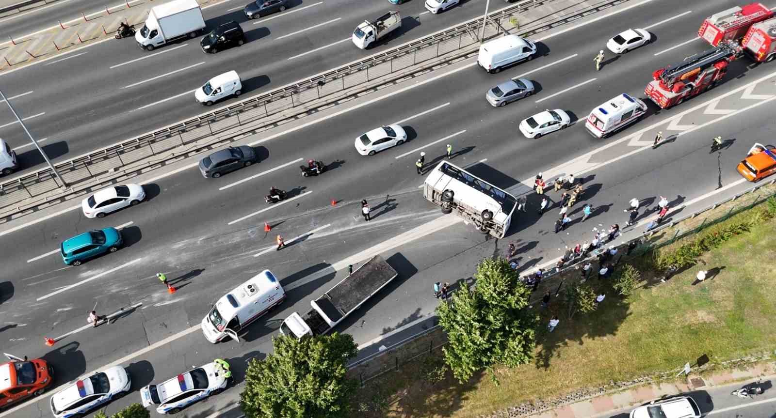 FSM köprü çıkışında banka personelini taşıyan midibüs devrildi: 21 yaralı
