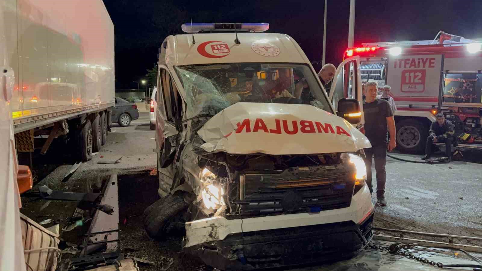 Ambulans ile tır &ccedil;arpıştı: 6 yaralı