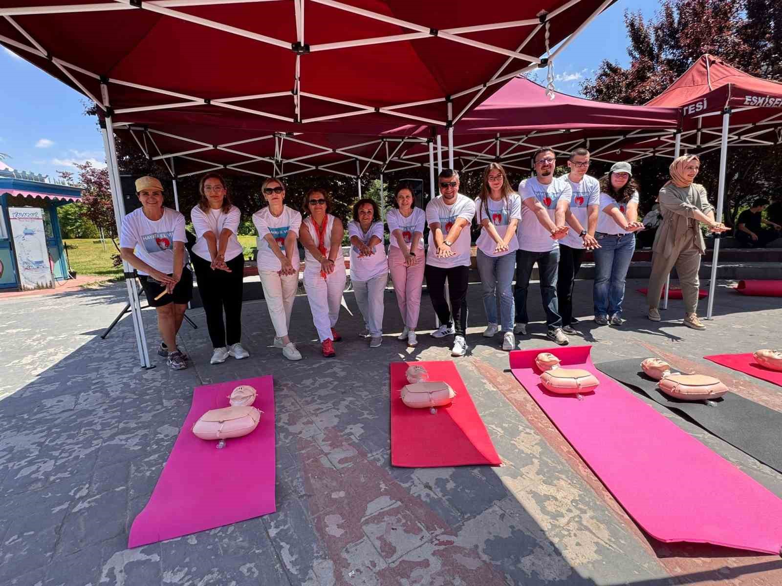 Eskişehir&rsquo;de doğru kalp masajı tekniği uygulamalı olarak g&ouml;sterildi