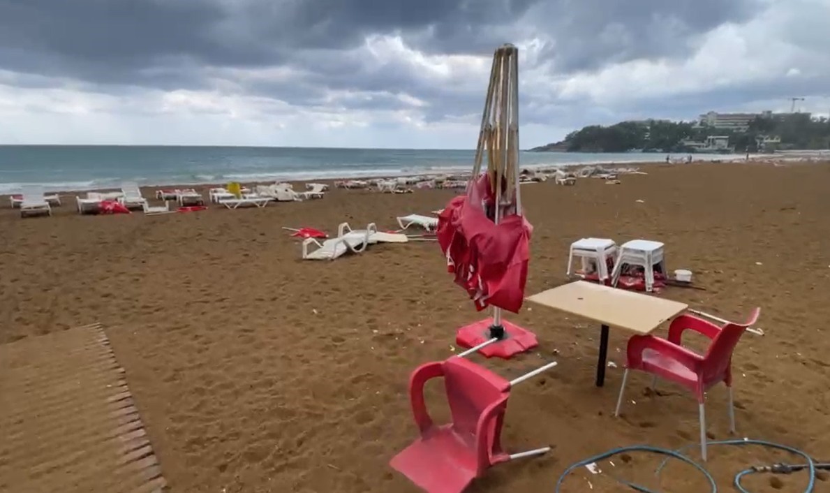 Alanya&rsquo;da şiddetli r&uuml;zgar sahili savaş alanına &ccedil;evirdi: Şezlonglar metrelerce s&uuml;r&uuml;klendi